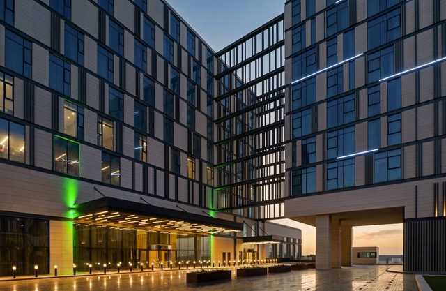 Holiday Inn Dubai Al-Maktoum Airport by IHG