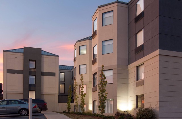 Holiday Inn Express Hotel & Suites Spence Lane by IHG