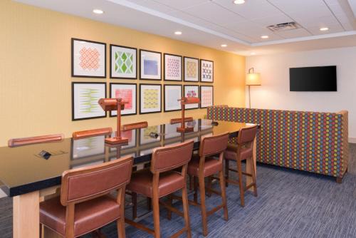 Holiday Inn Express & Suites Indianapolis Dtn-Conv Ctr Area by IHG