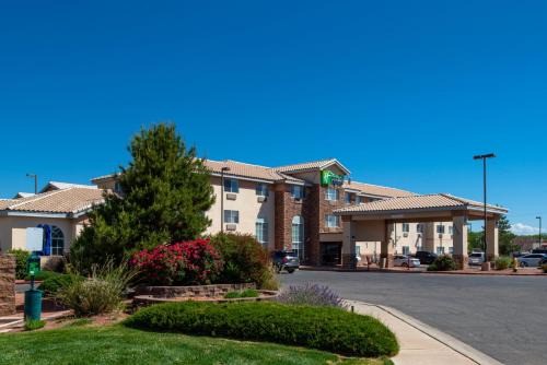 Holiday Inn Express & Suites Farmington Bloomfield by IHG