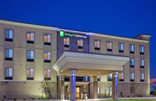 Holiday Inn Express & Suites Lincoln Airport by IHG