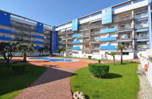 Holiday rental in Roses, Costa Brava: 2-bedroom apartment with terrace and communal pool, 2 km from Santa Margarita beach.