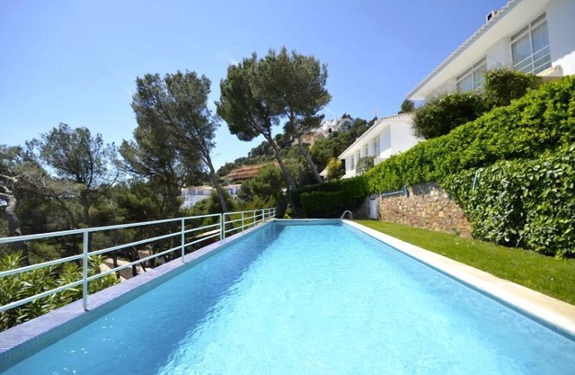 Holiday rental villa with swimming pool in Begur, Sa Tuna
