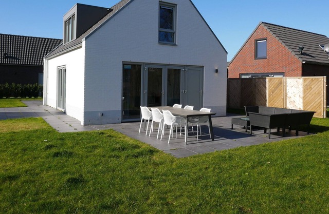 Holiday villa for 6 people, cycling distance from the beach and center with dog