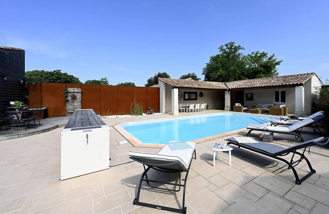 Holidays in the heart of Provence in peace with a view of the little Luberon