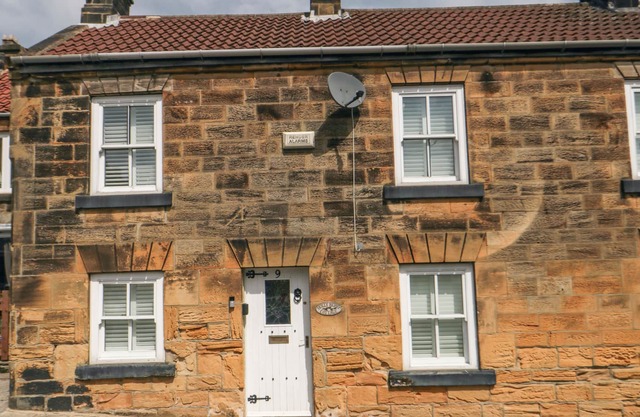 HOLLY BERRY COTTAGE, pet friendly, with open fire in Castleton