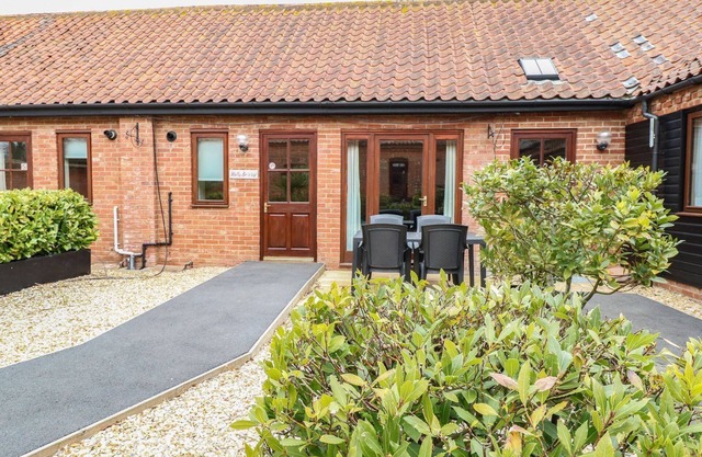 HOLLY BERRY, family friendly, with a garden in Foulsham