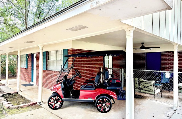 Holly Hideaway - dog-friendly close to beach & downtown with GOLF CART!