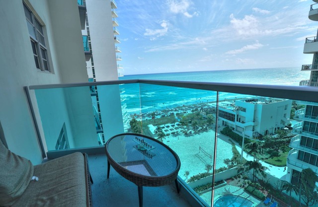 Hollywood Apartment by the Sea
