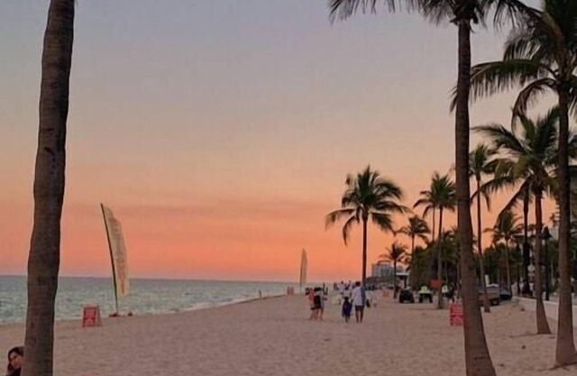 Hollywood Beach Steps to the Ocean Vacation Spot