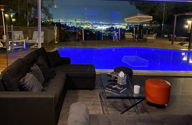 HOLLYWOOD HILLS VILLA