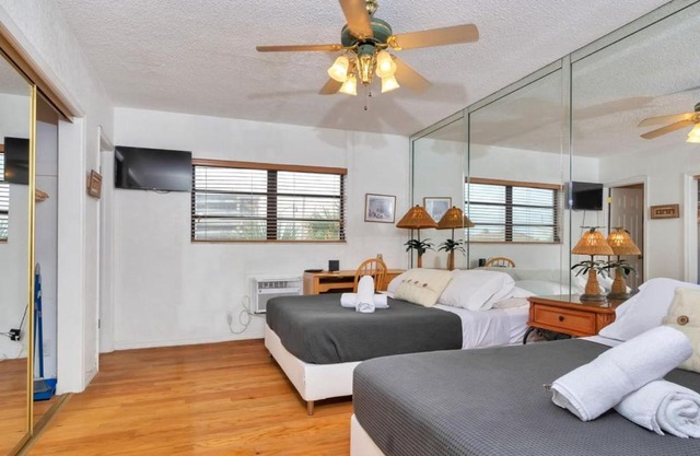 Hollywood Oasis: Lovely Studio with Free Parking