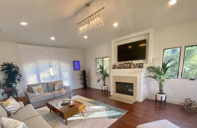 Hollywood sign view 3bd house