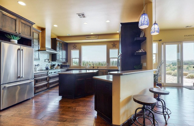 Home among Blue Ribbon wineries w/private hot tub, pool table, incredible view