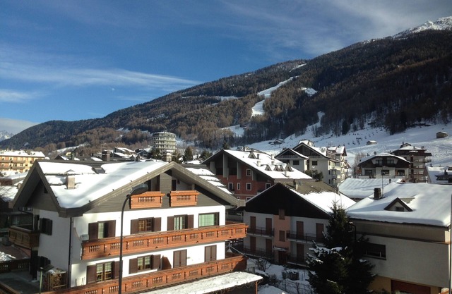 Home apartment Aprica, in a hundred and a stone's throw from the ski slopes