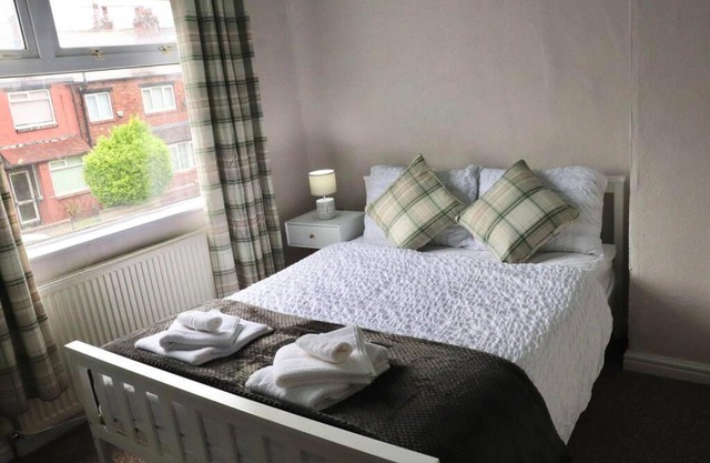 Home Away From Home - 2 Bed FREE Parking & Wifi