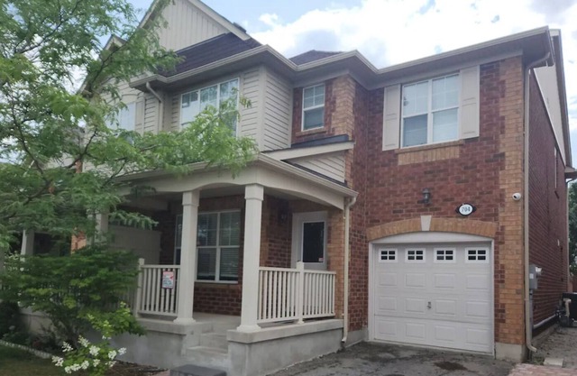 Home Away From Home! 4-bedroom house with a fully equipped kitchen, wi-fi & a TV