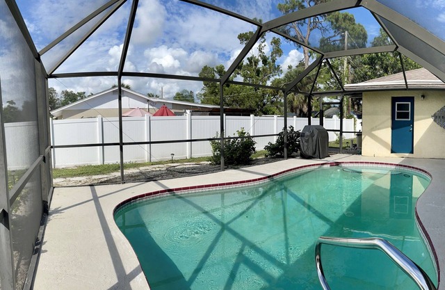 Home away from home! Star of Venice! Heated pool, close to beach! Pet-friendly