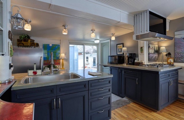 Home, Carriage House, Fast WIFI, Workspace, Exercise Room!