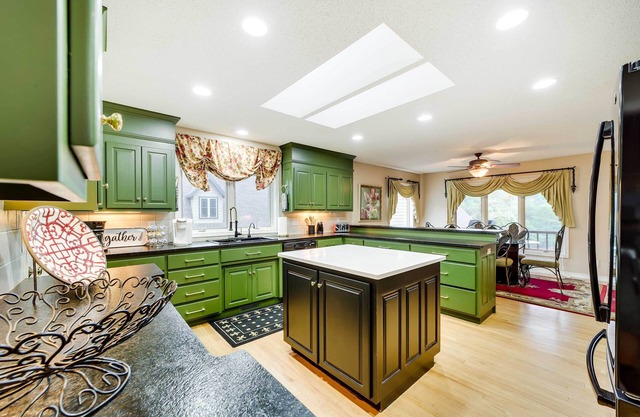 Home in Bella Vista w/Deck & Lake Windsor Views!
