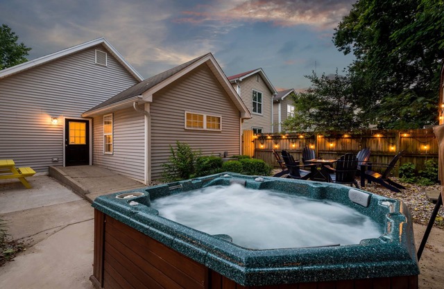 Home in NuLu - 3King beds - HotTub