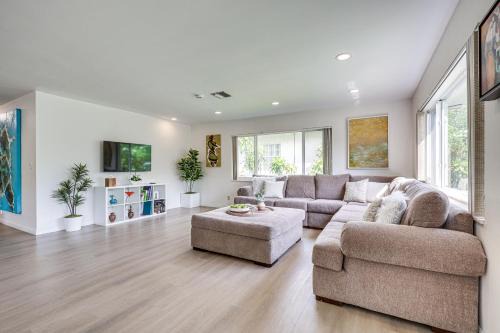 Home Less Than 2 Mi to Hallandale Beach and Boat Rentals