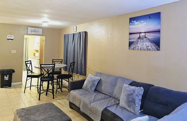 Home Near Cowboys, Rangers Stadium, Parks Mall, Six Flags, Hurricane Harbor!