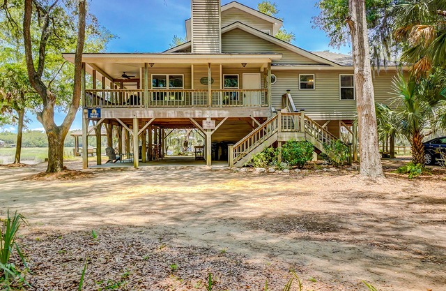 Home on fishing creek w/private dock & boat ramp, WiFi & air conditioning
