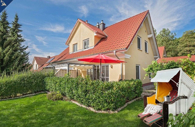 Home port on lakes & sea - Modern vacation home with large garden near the forest