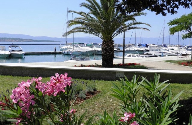 Home Sweet Home, Beach Breeze and White Sands Awaits you!