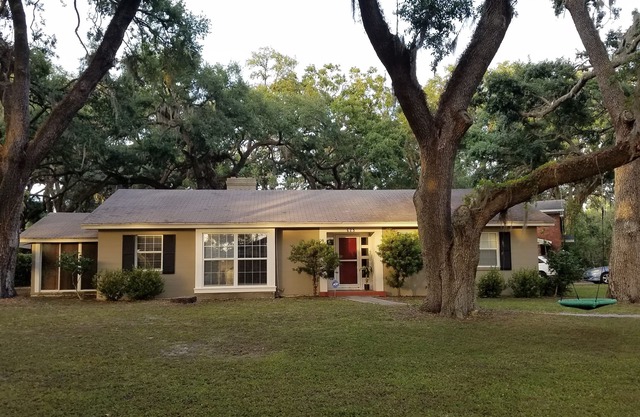 Home sweet home under the oaks, Large Patio, Central Location