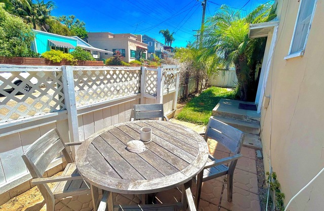 Home to Hollywood Movie Stars! Cute yard! 3 minute walk to direct beach access!