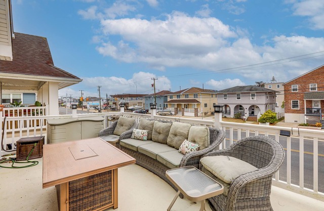 Home w/Deck: 2 Blocks to Ventnor City Beach!