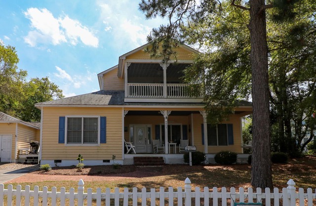 Home with golf cart,community pool,easy access,Spinnakers Reach community