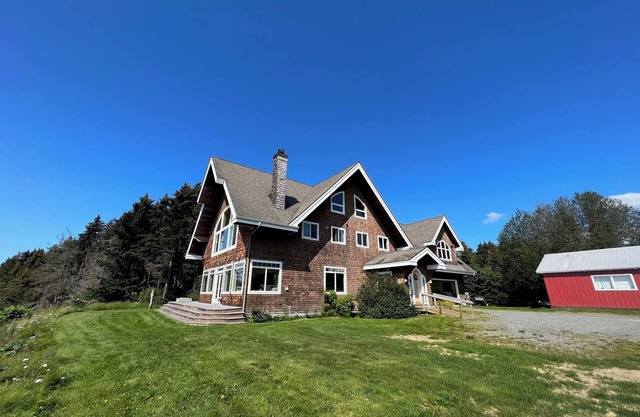 Homer Beach House with "WOW" view and beach access