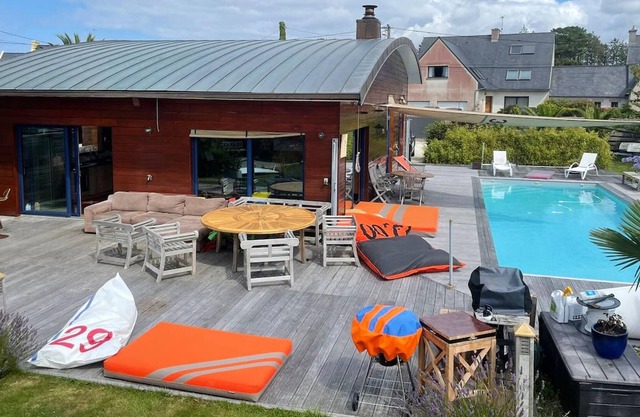 Homerez - Big villa for 9 ppl. with swimming-pool and terrace at Landunvez