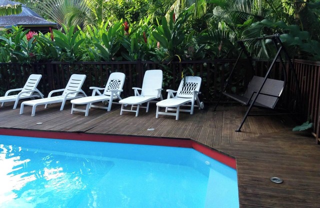 Homerez - Charming Bungalow with Pool in Pointe-Noire