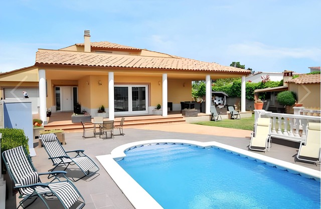 Homerez - Charming Chalet in Vidreres with Private Pool
