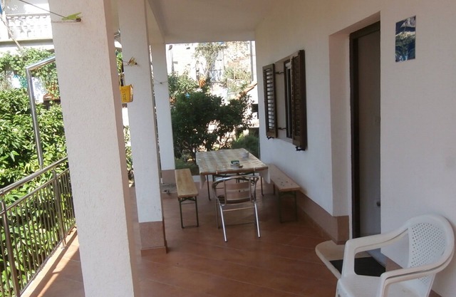 Homerez - Cozy Apartment in Gdinj, 70 m² + Garden