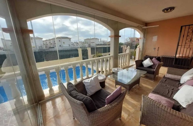 Homerez - Elegant villa in Alicante with private pool and garden