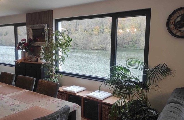 Homerez - Riverside House with Jacuzzi