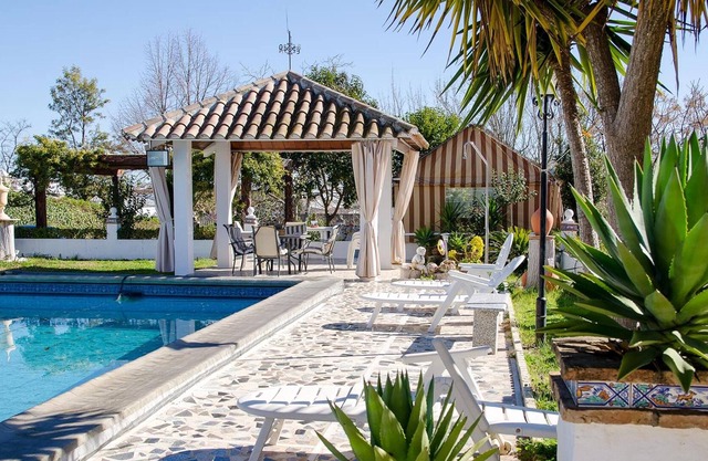 Homerez - Spacious cottage With swimming pool