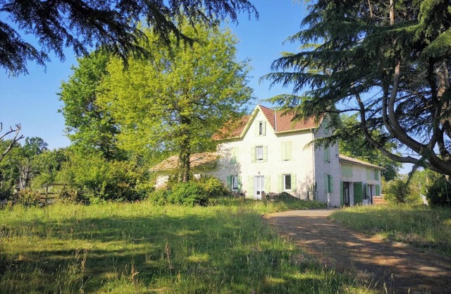 Homerez - Spacious House with Pool in Saubrigues