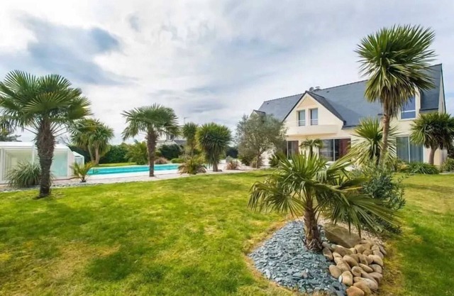Homerez - Spacious Villa in Plouharnel with Pool and Jacuzzi