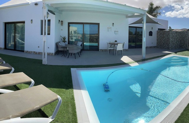 Homerez - Villa El Roque with pool