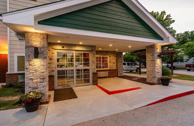 HomeTowne Studios & Suites by Red Roof Bentonville