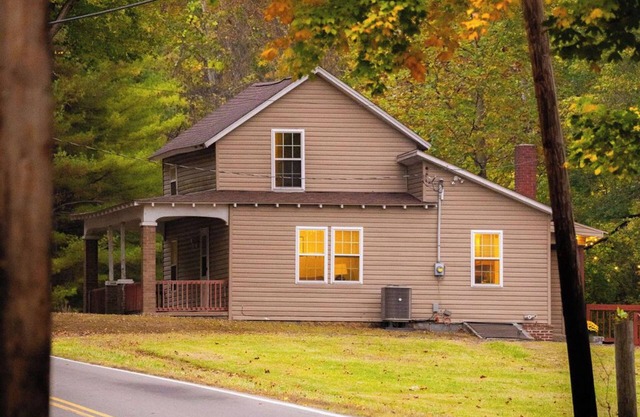 Honey Hill Cottage, rural family cottage with loft, firepit