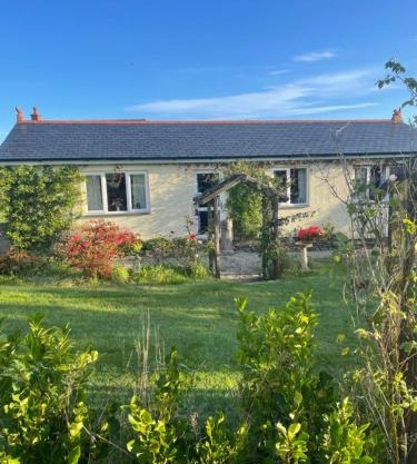 Honeycomb Cottage - a quiet, charming, cosy retreat in the countryside only 2 miles from one of Cornwall's best beaches