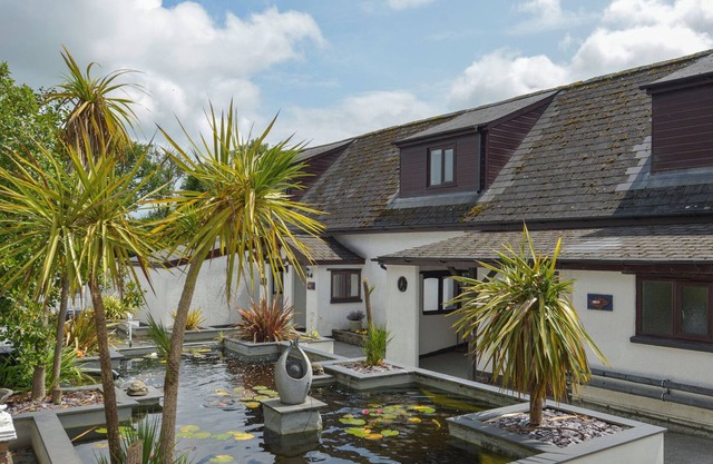 HONEYSUCKLE COTTAGE, pet friendly, with a garden in Halwill Junction