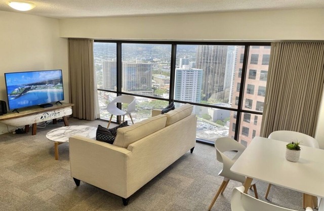 Honolulu Urban Oasis, Experience Breathtaking Views from Your Downtown Apartment